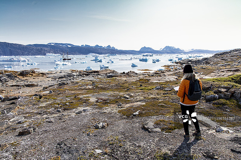 在格陵兰库卢苏克写生和徒步旅行的女人图片素材