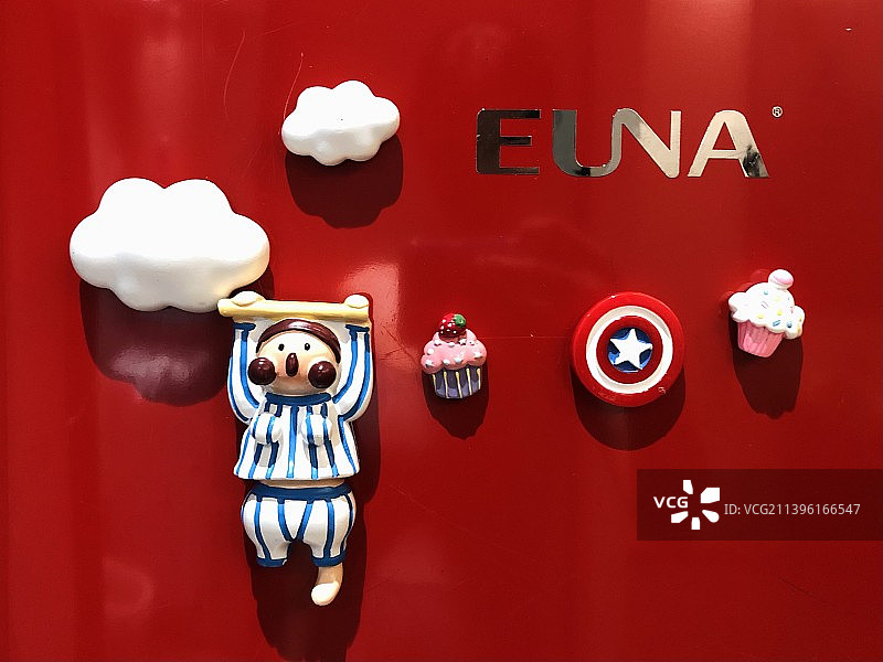 红色背景下的家居装饰卡通冰箱贴特写镜头图片素材