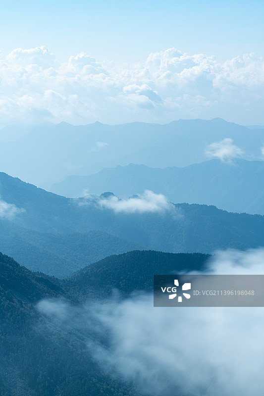 夏季太白山的云雾与山峰蓝天白云图片素材