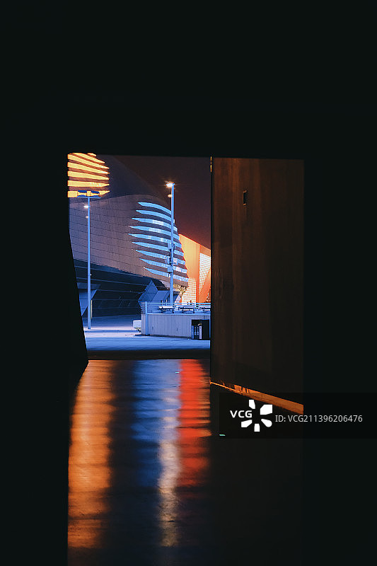 夜间照明建筑的低视角特写图片素材