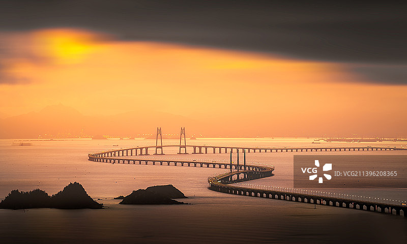 珠海加林山远眺早晨金色阳光下气势磅礴的港珠澳大桥图片素材