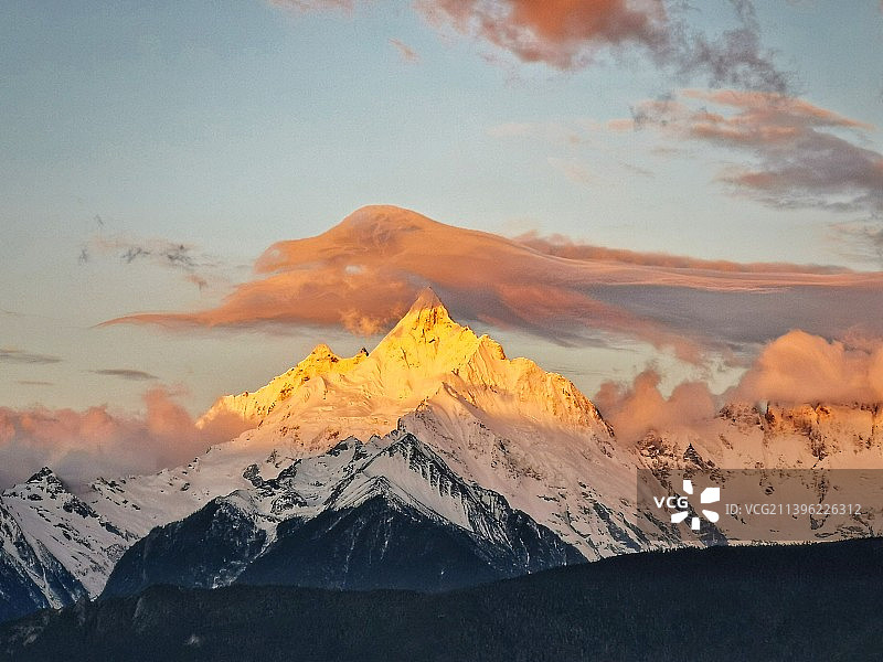 日照金山。图片素材