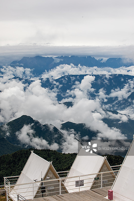 牛背山上的帐篷与雪山云海图片素材