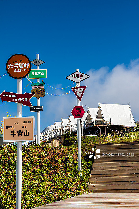 牛背山上的帐篷与雪山云海图片素材