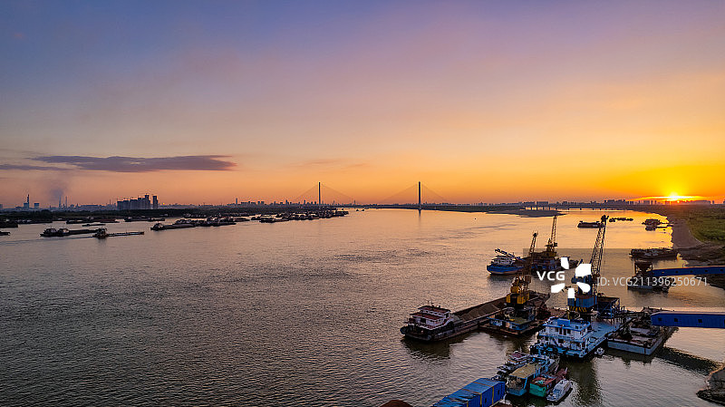 武汉阳逻港附近的长江卸货码头图片素材