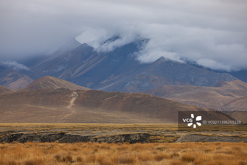 西藏浪卡子草场雪山图片素材