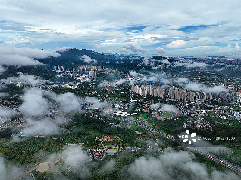 广东省惠州市惠阳区淡水城区雨后平流雾航拍图片素材
