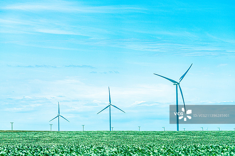 田野上的风力发电和云景图片素材
