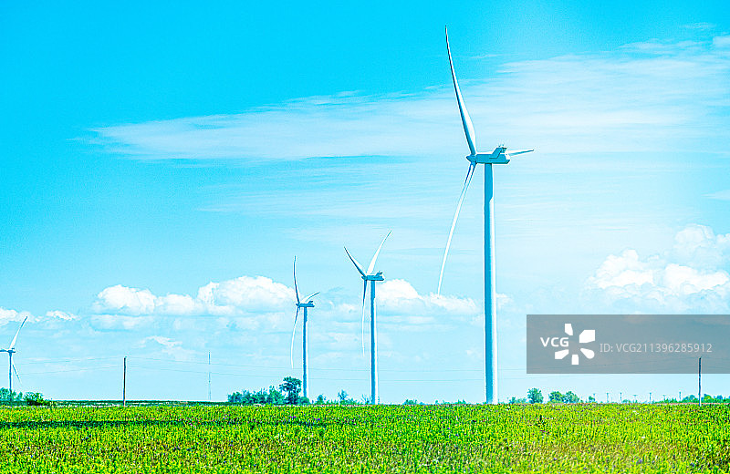 田野上的风力发电和云景图片素材
