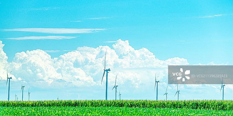 田野上的风力发电和云景图片素材