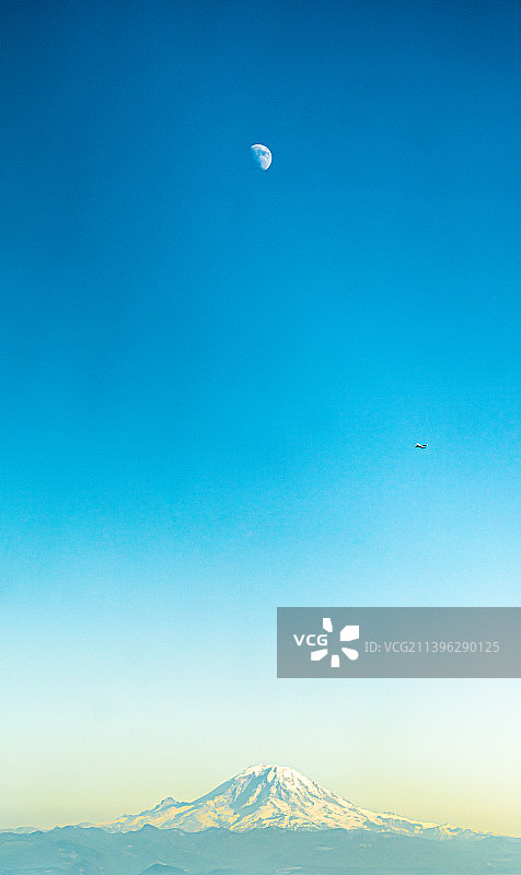 美国，华盛顿州，西雅图雷尼尔雪山（Mount Rainier）和月亮图片素材