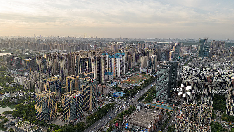 湖北武汉光谷商圈光谷天地关山大道实景图图片素材