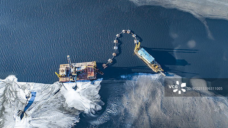 茶卡盐湖盐矿开采图片素材