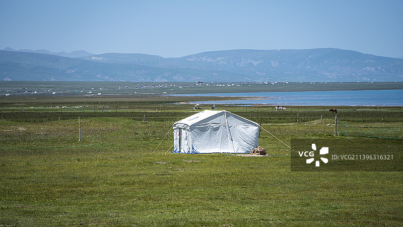 青海湖边的蒙古包图片素材