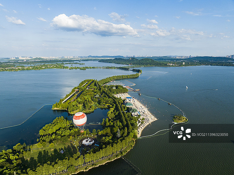 湖北省武汉市东湖氦气球与东湖沙滩景区航拍全景图片素材
