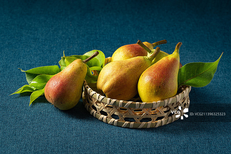 蓝色背景下的新鲜茄梨图片素材