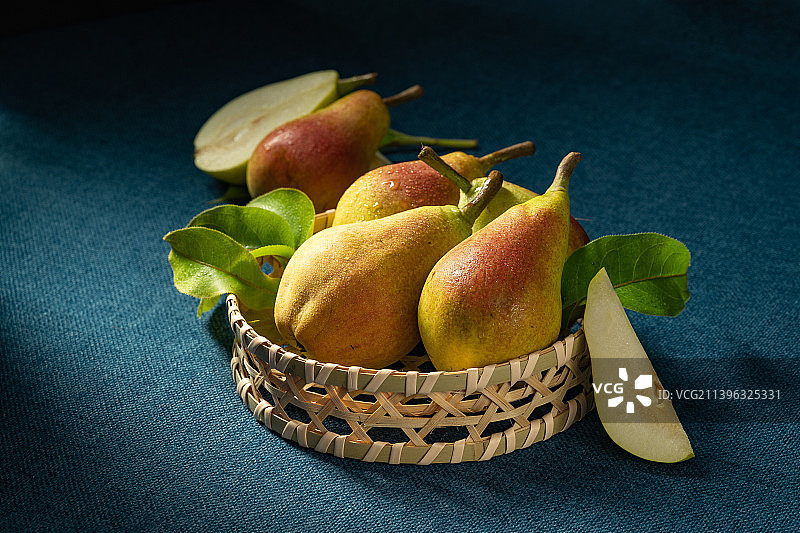 蓝色背景下的新鲜茄梨图片素材