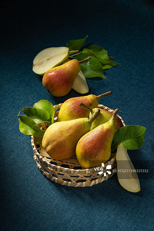 蓝色背景下的新鲜茄梨图片素材