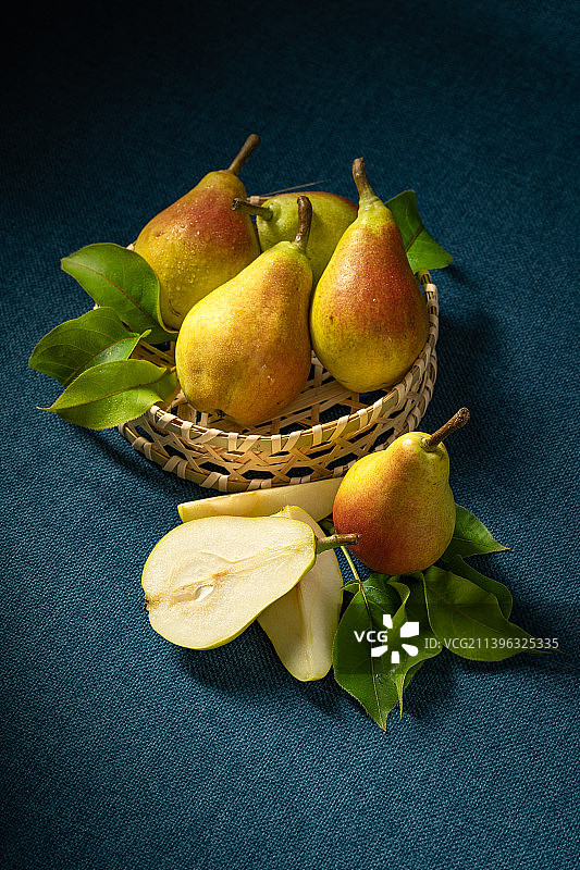 蓝色背景下的新鲜茄梨图片素材