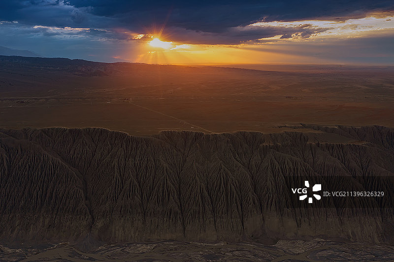 新疆维吾尔自治区塔城地区安集海大峡谷航拍日落风光图片素材
