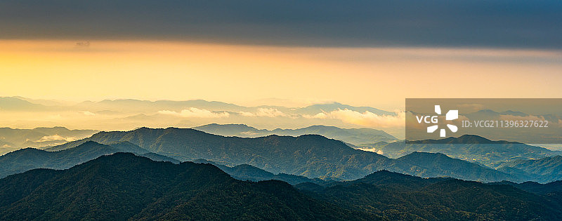 海南省乐东县国家森林公园尖峰岭日出现场图片素材