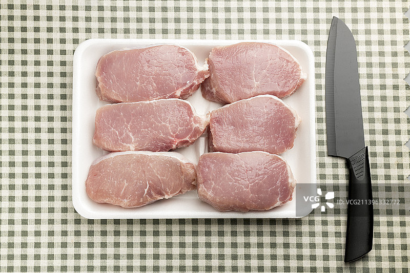 新鲜的猪里脊肉猪肉特写格子桌布背景图片素材