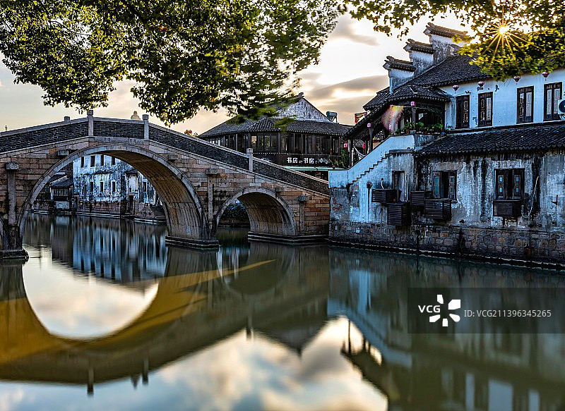 江苏苏州昆山千灯古镇恒升桥流水民居建筑慢门特写镜头图片素材