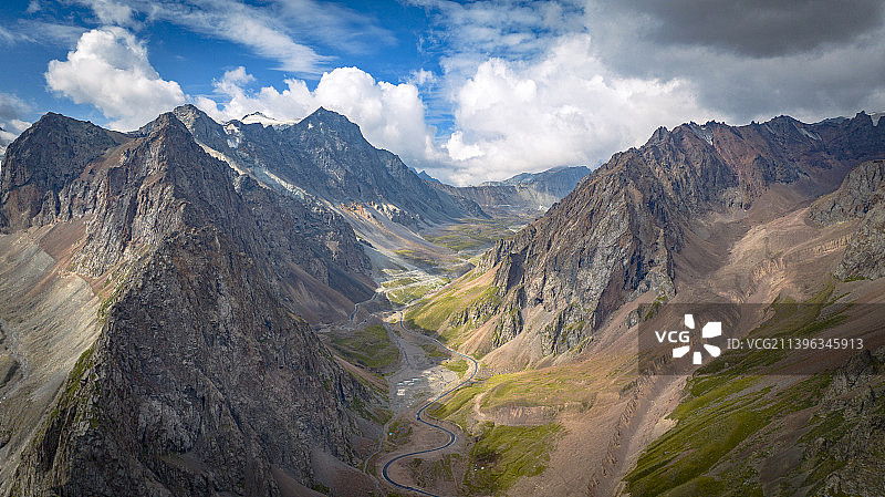 新疆独库公路哈希勒根达坂图片素材