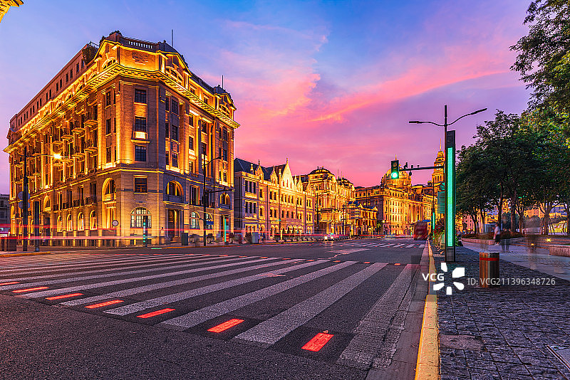 傍晚中国上海外滩建筑群风光图片素材