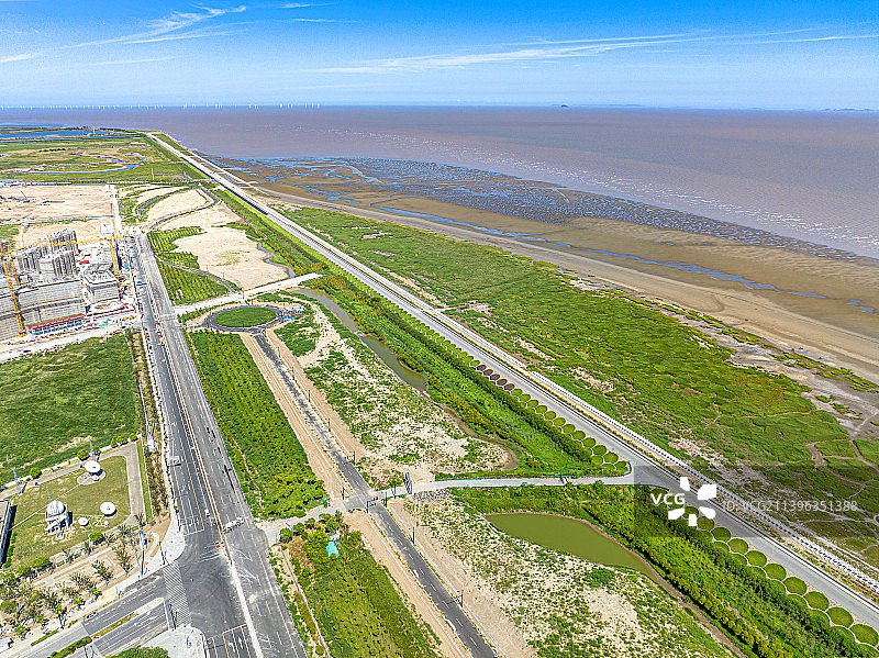 上海临港 世纪塘路防洪堤坝 南汇新城沙滩 天空之镜 东海海岸线 冲积平原图片素材
