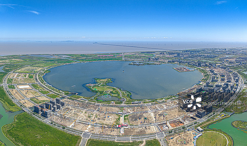 滴水湖金融湾眺望东海大桥 上海自贸区新片区 临港新城图片素材