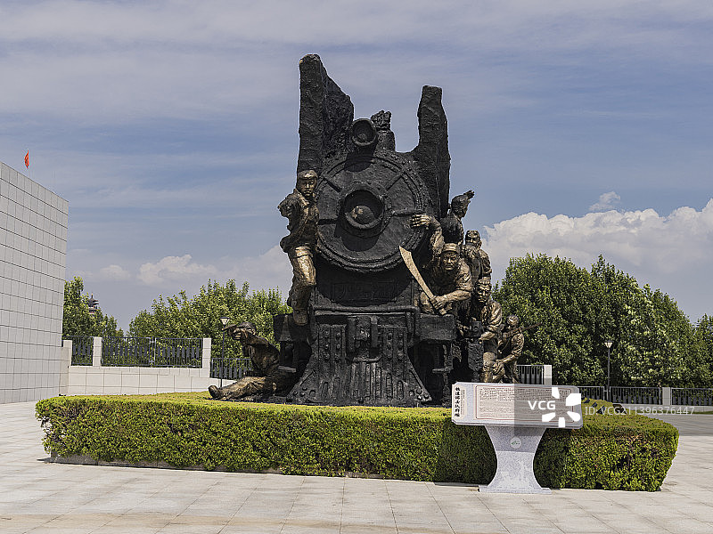 多云天空下的雕像俯视图-山东济宁微山湖景区铁道游击队博物馆图片素材