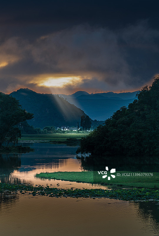 晚风拂柳笛声残，夕阳山外山图片素材