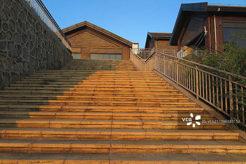 中国贵州贵阳市双龙新区龙洞堡多彩贵州城节庆街图片素材