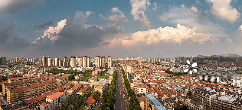 黄昏下的邹城老城区图片素材