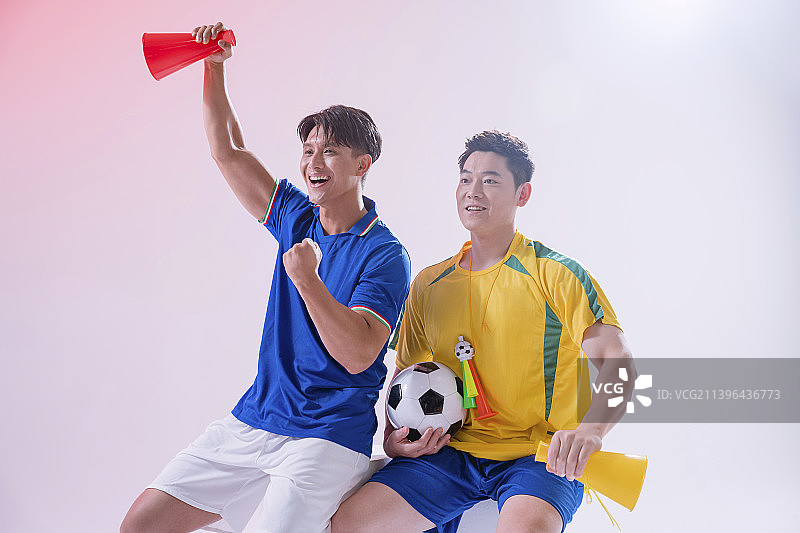 两个球迷在看球图片素材