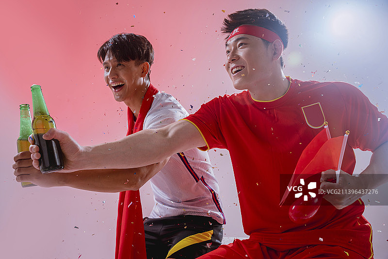 两个中国队的粉丝在加油图片素材