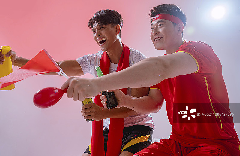 两个中国队的粉丝在加油图片素材