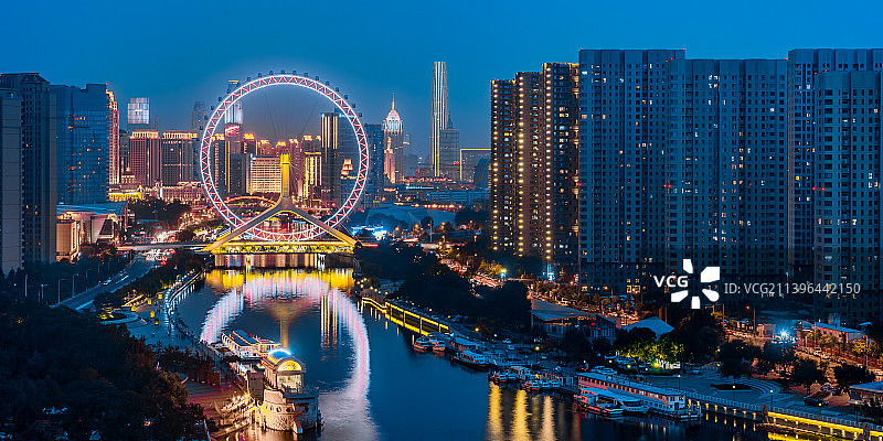 中国天津市天津之眼摩天轮城市天际线夜景图片素材
