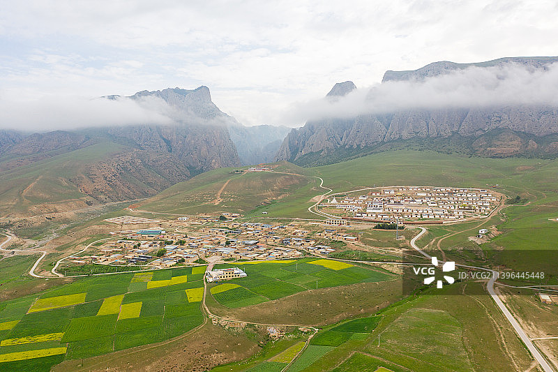 航拍甘加秘境白石崖及白石崖寺图片素材