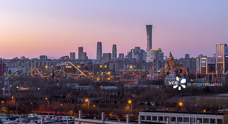 欢乐谷与北京中信大厦同框图片素材