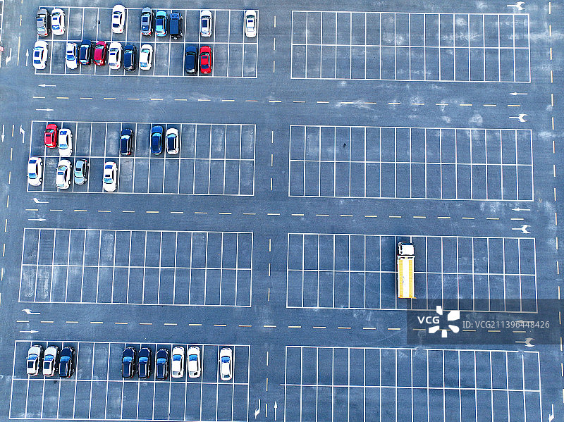 整齐的停车场图片素材