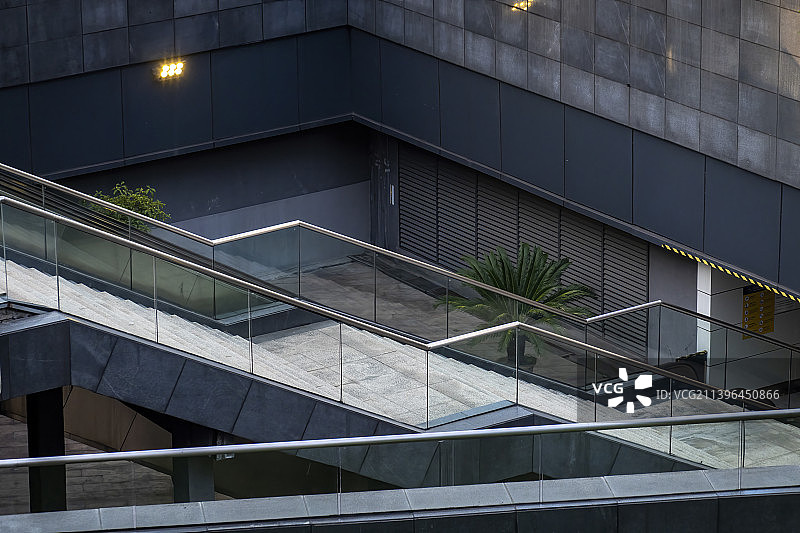 中国杭州地铁站里的下沉空间图片素材