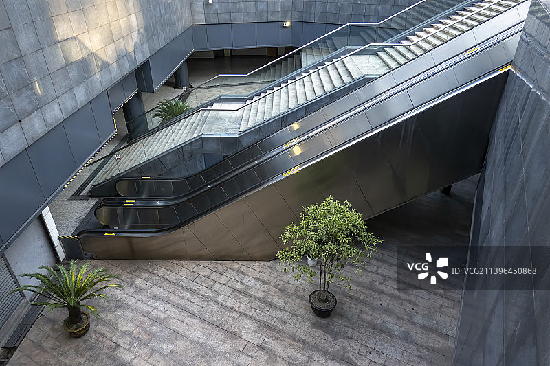 中国杭州地铁站里的下沉空间图片素材