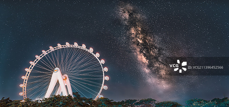 银河下的深圳湾区之光摩天轮图片素材