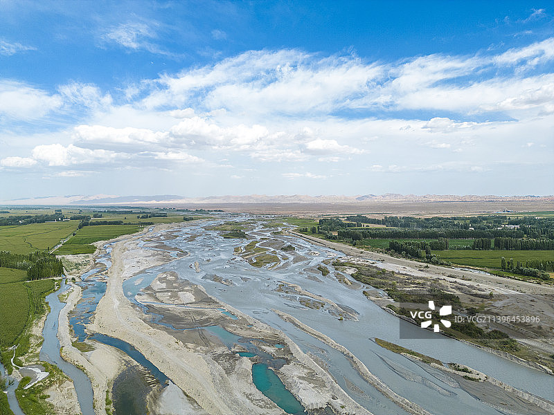 中国新疆拜城县戈壁沙漠和绿洲农田图片素材