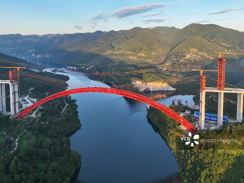 朝霞映照下的德余高速乌江特大桥。图片素材