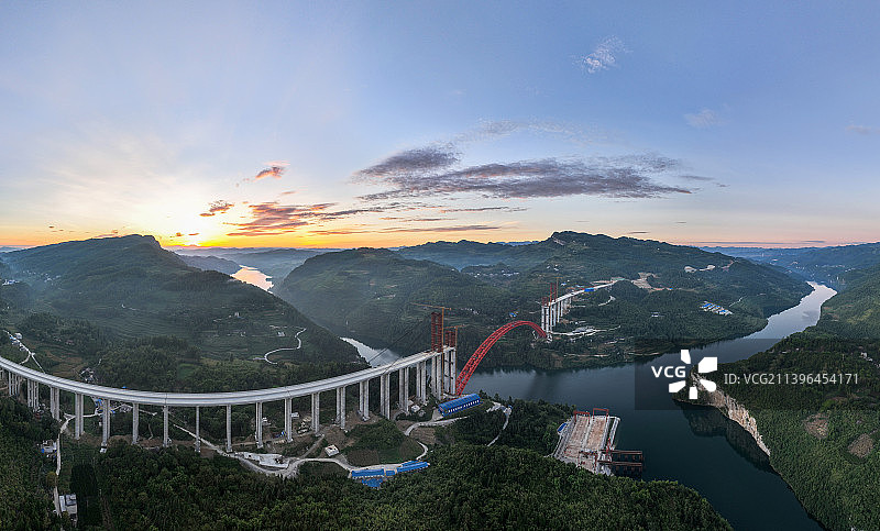 朝霞映照下的德余高速乌江特大桥。图片素材