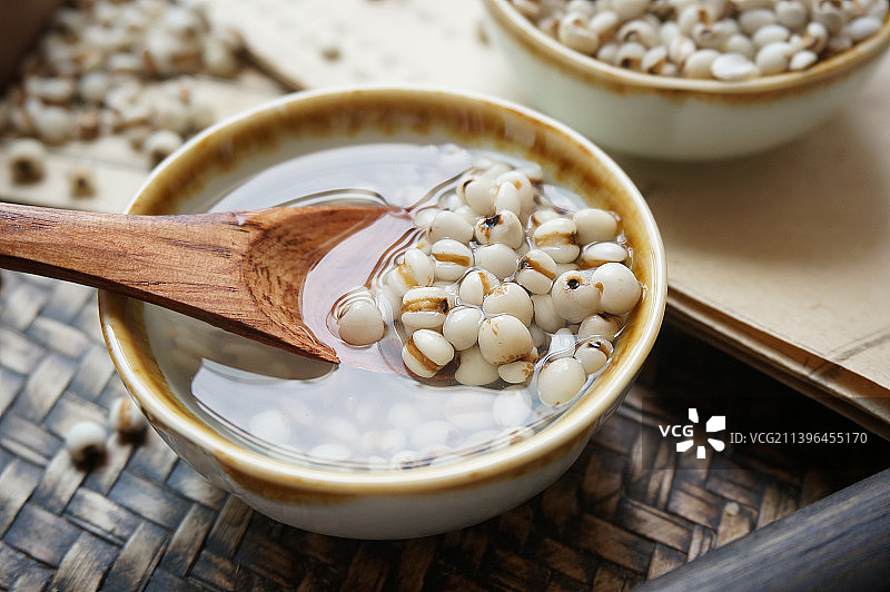 小薏米，薏仁，贵州特产，五谷杂粮，粗粮，杂粮，谷物，干货，食物，粮食，粥粮，古书，碗图片素材