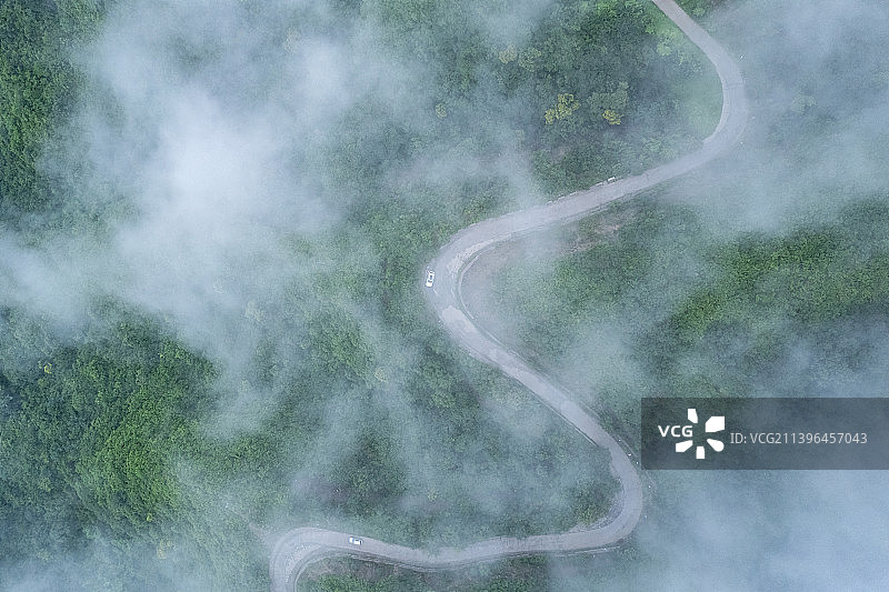 北京市门头沟区九龙山雨后云雾缭绕环山路航拍图片素材